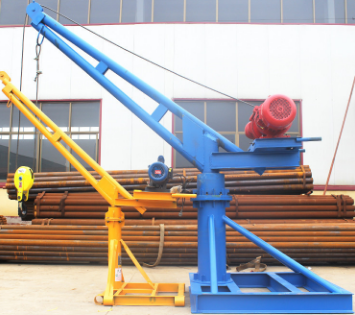 小型吊運(yùn)機(jī)協(xié)助貨車司機(jī)吊運(yùn)裝筐活魚